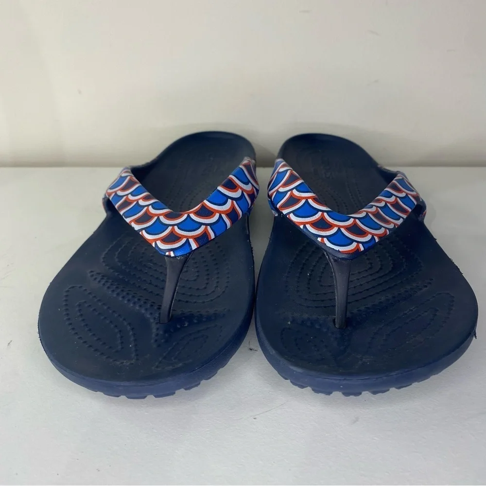 Women’s Crocs Kadee Blue Red Patterned Flip Flops Thongs Sanals Summer Comfort 9